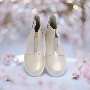 🌸Champagne colored ankle boots.